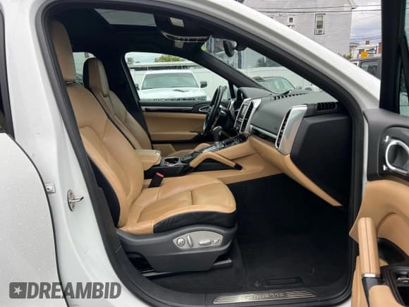 ✅ 2016 Porsche Cayenne • VIN: WP1AA2A26GLA08205 • Lot: 89526045. Wystawiony na Copart z przebiegiem 127 148 mil. Bezpłatny archiwum sprzedaży aukcyjnych z USA i szczegółowy raport historii pojazdu na DreamBid. Zdjęcie 5.