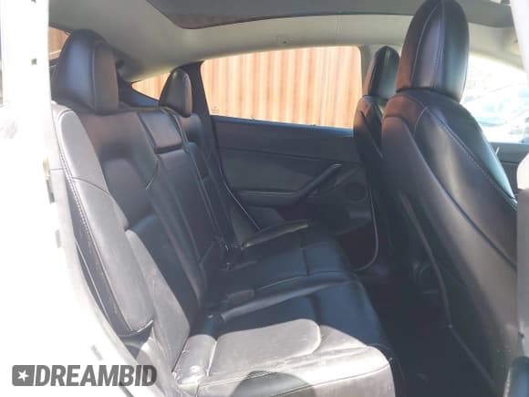 ✅ 2022 Tesla Model Y Long Range • VIN: 7SAYGDEE4NF315356 • Lot: 42895102. Wystawiony na IAAI z przebiegiem 1 057 mil. Bezpłatny archiwum sprzedaży aukcyjnych z USA i szczegółowy raport historii pojazdu na DreamBid. Zdjęcie 8.