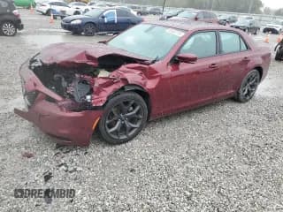 ✅ 2023 Chrysler 300 S • VIN: 2C3CCABG2PH637020 • Лот: 85648155. Опубликован ранее на Copart с пробегом 56 642 миль. Бесплатный доступ к архиву аукционных продаж из США и подробный отчёт об истории автомобиля на DreamBid. Изображение 1.