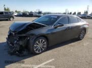 ✅ 2021 Lexus ES 300h • VIN: 58ADA1C11MU008958 • Лот: 82742765. Опубликован ранее на Copart с пробегом 61 853 миль. Бесплатный доступ к архиву аукционных продаж из США и подробный отчёт об истории автомобиля на DreamBid. Изображение 1.