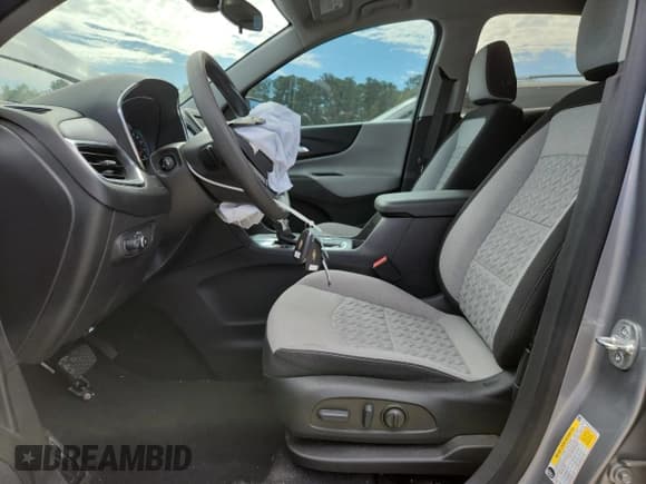 ✅ 2023 Chevrolet Equinox LS • VIN: 3GNAXHEGXPL192357 • Lot: 87255885. Wystawiony na Copart z przebiegiem 28 522 mil. Bezpłatny archiwum sprzedaży aukcyjnych z USA i szczegółowy raport historii pojazdu na DreamBid. Zdjęcie 7.