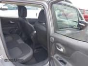 ✅ 2023 Jeep Renegade Latitude • VIN: ZACNJDB12PPP44149 • Lot: 42527332. Wystawiony na IAAI z przebiegiem 23 557 mil. Bezpłatny archiwum sprzedaży aukcyjnych z USA i szczegółowy raport historii pojazdu na DreamBid. Zdjęcie 8.