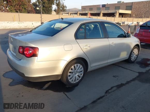 ✅ 2010 Volkswagen Jetta S • VIN: 3VWJZ7AJ1AM089597 • Лот: 43840060. Опубликован ранее на IAAI с пробегом 176 908 миль. Бесплатный доступ к архиву аукционных продаж из США и подробный отчёт об истории автомобиля на DreamBid. Изображение 4.