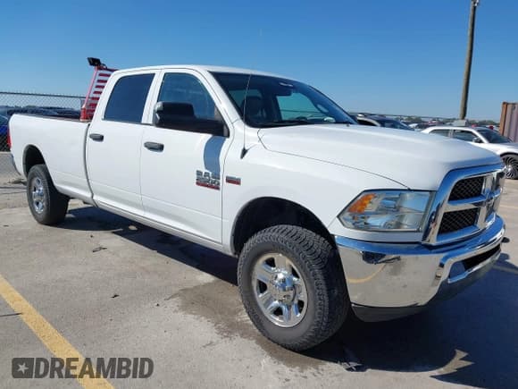 ✅ 2018 Ram 2500 Tradesman • VIN: 3C6UR5HJ6JG239753 • Lot: 43585290. Wystawiony na IAAI z przebiegiem 288 546 mil. Bezpłatny archiwum sprzedaży aukcyjnych z USA i szczegółowy raport historii pojazdu na DreamBid. Zdjęcie 1.