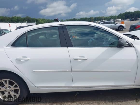 2013 Chevrolet Malibu LS z VIN 1G11A5SA2DF336281, wystawiony jako IAAI lot #42721117 z przebiegiem 127 870 mil mil oraz . Historia ofert i sprzedaży dostępna na DreamBid. Obrazek 14.