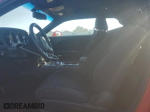 ✅ 2014 Dodge Challenger SXT • VIN: 2C3CDYAG6EH277139 • Lot: 84790204. Wystawiony na Copart z przebiegiem 266 549 mil. Bezpłatny archiwum sprzedaży aukcyjnych z USA i szczegółowy raport historii pojazdu na DreamBid. Zdjęcie 7.