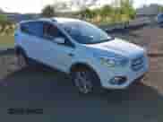 2018 Ford Escape SE z VIN 1FMCU9GD7JUC68368, wystawiony jako IAAI lot #43336557 z przebiegiem 104 766 mil mil oraz . Historia ofert i sprzedaży dostępna na DreamBid. Obrazek 1.