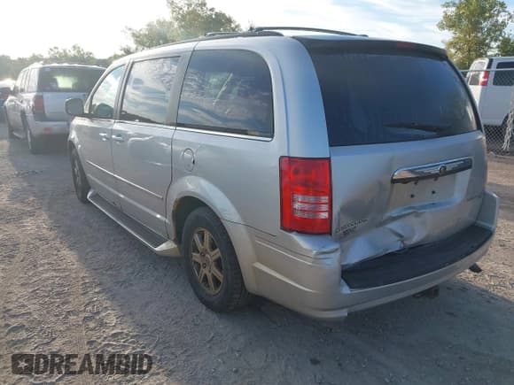 ✅ 2010 Chrysler Town & Country Touring Plus • VIN: 2A4RR8D15AR405688 • Lot: 43183852. Wystawiony na IAAI z przebiegiem 224 880 mil. Bezpłatny archiwum sprzedaży aukcyjnych z USA i szczegółowy raport historii pojazdu na DreamBid. Zdjęcie 3.