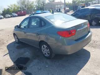 2010 Hyundai Elantra SE z VIN KMHDU4AD6AU870503, wystawiony jako IAAI lot #43245088 z przebiegiem 207 474 mil mil oraz . Historia ofert i sprzedaży dostępna na DreamBid. Obrazek 3.