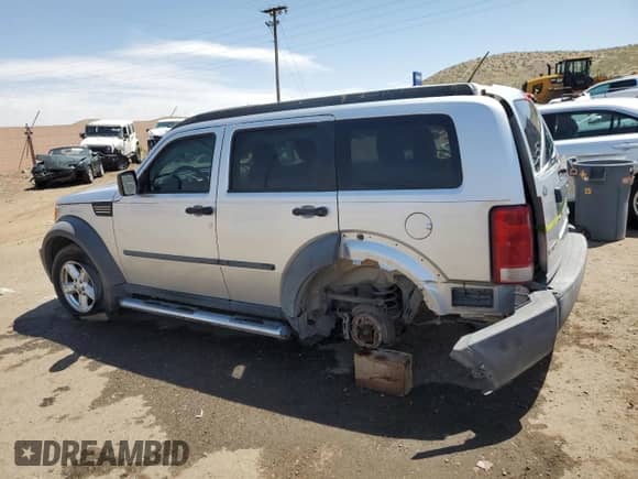 2007 Dodge Nitro SXT z VIN 1D8GU28K97W636431, wystawiony jako Copart lot #66031104 z przebiegiem 184 002 mil mil oraz Szkoda całkowita • Salvage title. Historia ofert i sprzedaży dostępna na DreamBid. Obrazek 2.