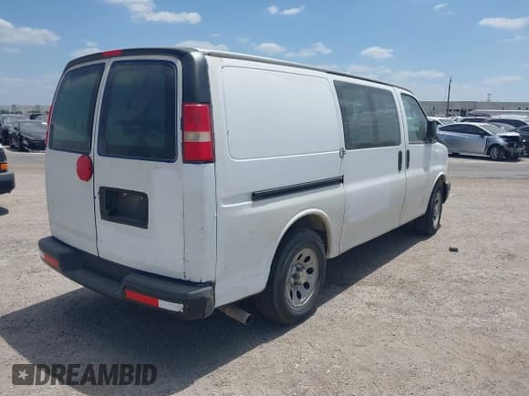 ✅ 2013 Chevrolet Express Cargo • VIN: 1GCSGAFX9D1179623 • Lot: 42405699. Wystawiony na IAAI z przebiegiem 213 830 mil. Bezpłatny archiwum sprzedaży aukcyjnych z USA i szczegółowy raport historii pojazdu na DreamBid. Zdjęcie 4.