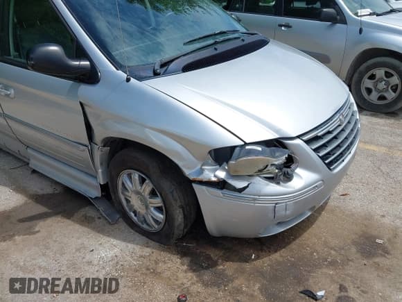 ✅ 2007 Chrysler Town & Country Limited • VIN: 2A8GP64L27R315098 • Lot: 42670996. Wystawiony na IAAI z przebiegiem 152 241 mil. Bezpłatny archiwum sprzedaży aukcyjnych z USA i szczegółowy raport historii pojazdu na DreamBid. Zdjęcie 6.