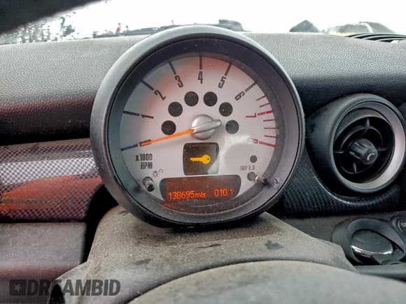 ✅ 2013 MINI Hardtop S • VIN: WMWSV3C51DT395598 • Лот: 94599735. Опубликован ранее на Copart с пробегом 138 695 миль. Бесплатный доступ к архиву аукционных продаж из США и подробный отчёт об истории автомобиля на DreamBid. Изображение 9.