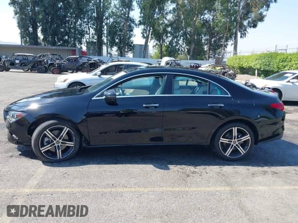 2023 Mercedes-Benz CLA 250 z VIN W1K5J4GB2PN412599, wystawiony jako IAAI lot #42912264 z przebiegiem 2 603 mil mil oraz . Historia ofert i sprzedaży dostępna na DreamBid. Obrazek 14.