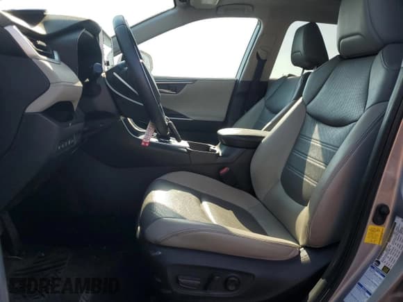 ✅ 2022 Toyota RAV4 Hybrid Limited • VIN: 4T3D6RFV0NU065828 • Лот: 68023355. Опубликован ранее на Copart с пробегом 49 970 миль. Бесплатный доступ к архиву аукционных продаж из США и подробный отчёт об истории автомобиля на DreamBid. Изображение 7.