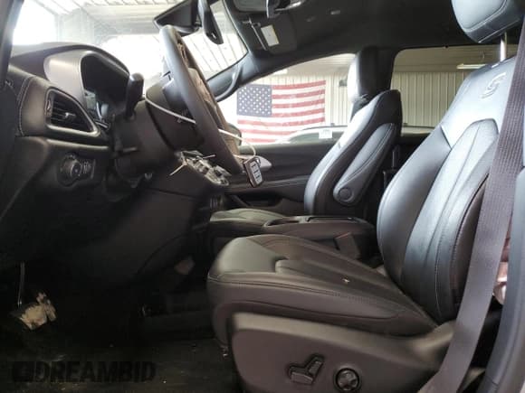 ✅ 2024 Chrysler Pacifica Touring L • VIN: 2C4RC3BG6RR153981 • Lot: 58708615. Wystawiony na Copart z przebiegiem 12 875 mil. Bezpłatny archiwum sprzedaży aukcyjnych z USA i szczegółowy raport historii pojazdu na DreamBid. Zdjęcie 7.