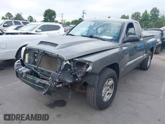 2006 Dodge Dakota SLT with VIN 1D7HE42N56S666276, listed as a IAAI auction lot 42697072 with 86,349 mi miles and . Bid and sale history available at DreamBid. Image 2.
