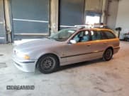 ✅ 1999 BMW 5 Series 528i • VIN: WBADP6340XBV62331 • Lot: 70134435. Wystawiony na Copart z przebiegiem 71 649 mil. Bezpłatny archiwum sprzedaży aukcyjnych z USA i szczegółowy raport historii pojazdu na DreamBid. Zdjęcie 1.