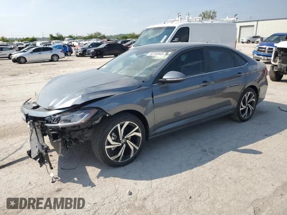 ✅ 2025 Volkswagen Jetta SEL • VIN: 3VWGX7BU5SM080850 • Лот: 80740945. Опубликован ранее на Copart с пробегом 2 714 миль. Бесплатный доступ к архиву аукционных продаж из США и подробный отчёт об истории автомобиля на DreamBid. Изображение 1.
