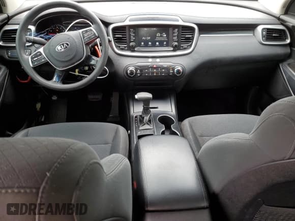 ✅ 2020 Kia Sorento S • VIN: 5XYPG4A5XLG612720 • Lot: 55496335. Wystawiony na Copart z przebiegiem 98 995 mil. Bezpłatny archiwum sprzedaży aukcyjnych z USA i szczegółowy raport historii pojazdu na DreamBid. Zdjęcie 8.