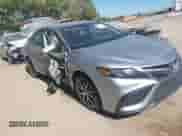 2022 Toyota Camry SE z VIN 4T1G11AK5NU018670, wystawiony jako IAAI lot #43344974 z przebiegiem 122 219 mil mil oraz . Historia ofert i sprzedaży dostępna na DreamBid. Obrazek 1.