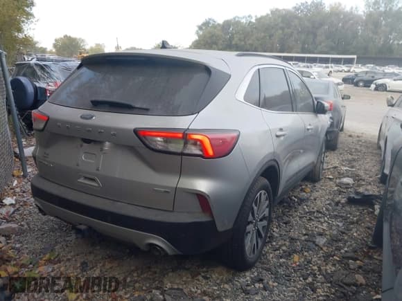 ✅ 2020 Ford Escape Titanium • VIN: 1FMCU9J96LUB18419 • Lot: 40612100. Wystawiony na IAAI z przebiegiem 40 041 mil. Bezpłatny archiwum sprzedaży aukcyjnych z USA i szczegółowy raport historii pojazdu na DreamBid. Zdjęcie 4.
