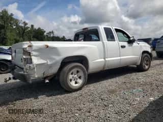 2008 Dodge Dakota SXT z VIN 1D3HE32N08S590285, wystawiony jako Copart lot #70613174 z przebiegiem 60 338 mil mil oraz Szkoda całkowita • Salvage title. Historia ofert i sprzedaży dostępna na DreamBid. Obrazek 3.