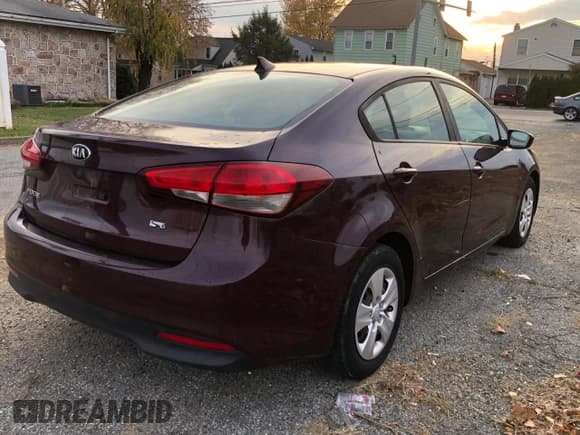 ✅ 2017 Kia Forte LX • VIN: 3KPFK4A74HE011710 • Lot: 92297825. Wystawiony na Copart z przebiegiem 50 586 mil. Bezpłatny archiwum sprzedaży aukcyjnych z USA i szczegółowy raport historii pojazdu na DreamBid. Zdjęcie 4.