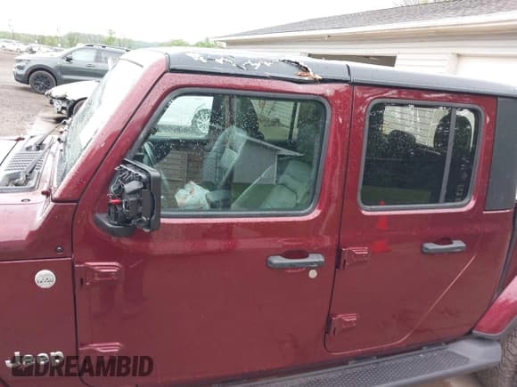 ✅ 2021 Jeep Gladiator Overland • VIN: 1C6HJTFGXML555622 • Lot: 42237686. Wystawiony na IAAI z przebiegiem 62 358 mil. Bezpłatny archiwum sprzedaży aukcyjnych z USA i szczegółowy raport historii pojazdu na DreamBid. Zdjęcie 18.