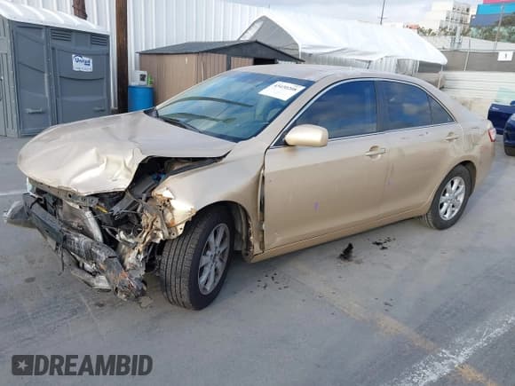 ✅ 2011 Toyota Camry LE • VIN: 4T1BF3EK4BU712845 • Lot: 43430208. Wystawiony na IAAI z przebiegiem 105 080 mil. Bezpłatny archiwum sprzedaży aukcyjnych z USA i szczegółowy raport historii pojazdu na DreamBid. Zdjęcie 2.