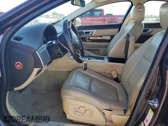 ✅ 2011 Jaguar XF Premium • VIN: SAJWA0GB0BLR93792 • Lot: 86824065. Wystawiony na Copart z przebiegiem 106 345 mil. Bezpłatny archiwum sprzedaży aukcyjnych z USA i szczegółowy raport historii pojazdu na DreamBid. Zdjęcie 7.