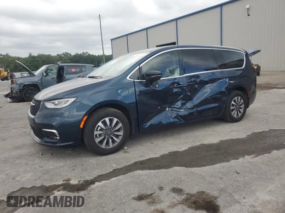 ✅ 2024 Chrysler Pacifica Hybrid Select • VIN: 2C4RC1S74RR103519 • Lot: 84605145. Listed on Copart with 11,679 mi. Free auction sales archive from the USA and detailed vehicle history report at DreamBid. Image 1.