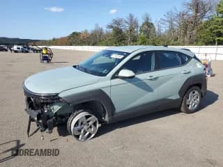 ✅ 2024 Hyundai Kona SE • VIN: KM8HA3AB7RU138332 • Лот: 71700745. Опубликован ранее на Copart с пробегом 10 651 миль. Бесплатный доступ к архиву аукционных продаж из США и подробный отчёт об истории автомобиля на DreamBid. Изображение 1.