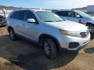 ✅ 2011 Kia Sorento LX • VIN: 5XYKTDA26BG107753 • Лот: 42985234. Опубликован ранее на IAAI с пробегом 211 621 миль. Бесплатный доступ к архиву аукционных продаж из США и подробный отчёт об истории автомобиля на DreamBid. Изображение 1.