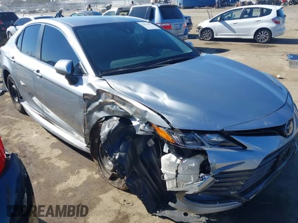 ✅ 2022 Toyota Camry Hybrid LE • VIN: 4T1C31AK8NU574190 • Lot: 43664407. Wystawiony na IAAI z przebiegiem 58 140 mil. Bezpłatny archiwum sprzedaży aukcyjnych z USA i szczegółowy raport historii pojazdu na DreamBid. Zdjęcie 1.