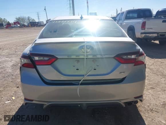 2022 Toyota Camry SE z VIN 4T1G11AK5NU018670, wystawiony jako IAAI lot #43344974 z przebiegiem 122 219 mil mil oraz . Historia ofert i sprzedaży dostępna na DreamBid. Obrazek 17.