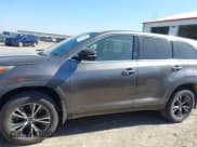 ✅ 2019 Toyota Highlander LE Plus • VIN: 5TDZZRFH8KS332007 • Lot: 43328913. Wystawiony na IAAI z przebiegiem 159 743 mil. Bezpłatny archiwum sprzedaży aukcyjnych z USA i szczegółowy raport historii pojazdu na DreamBid. Zdjęcie 15.