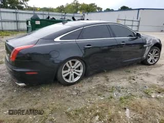 ✅ 2015 Jaguar XJ Portfolio • VIN: SAJWJ2GD3F8V83459 • Lot: 81664025. Wystawiony na Copart z przebiegiem Nie podano. Bezpłatny archiwum sprzedaży aukcyjnych z USA i szczegółowy raport historii pojazdu na DreamBid. Zdjęcie 3.
