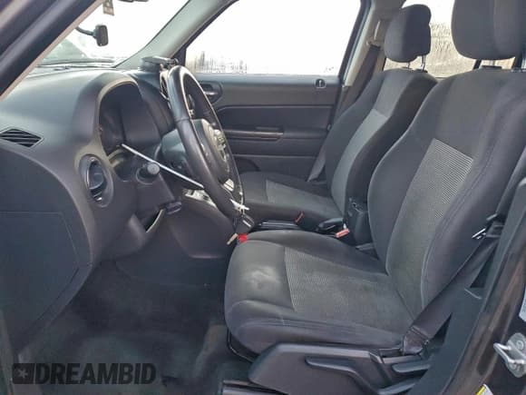 ✅ 2016 Jeep Patriot Latitude • VIN: 1C4NJPFA4GD811895 • Lot: 94224445. Wystawiony na Copart z przebiegiem 164 791 mil. Bezpłatny archiwum sprzedaży aukcyjnych z USA i szczegółowy raport historii pojazdu na DreamBid. Zdjęcie 7.