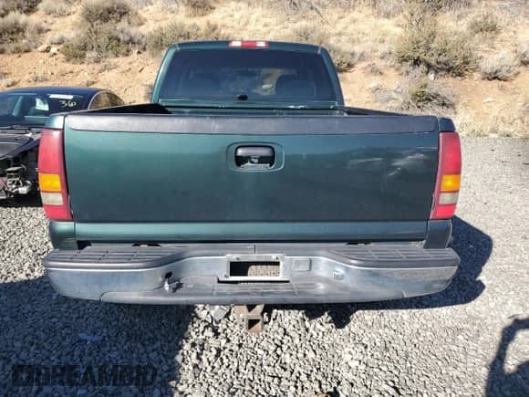 2001 Chevrolet Silverado 1500 LS z VIN 1GCEK19T01E259501, wystawiony jako Copart lot #85784615 z przebiegiem 332 511 mil mil oraz Czysty tytuł • Clean title. Historia ofert i sprzedaży dostępna na DreamBid. Obrazek 6.