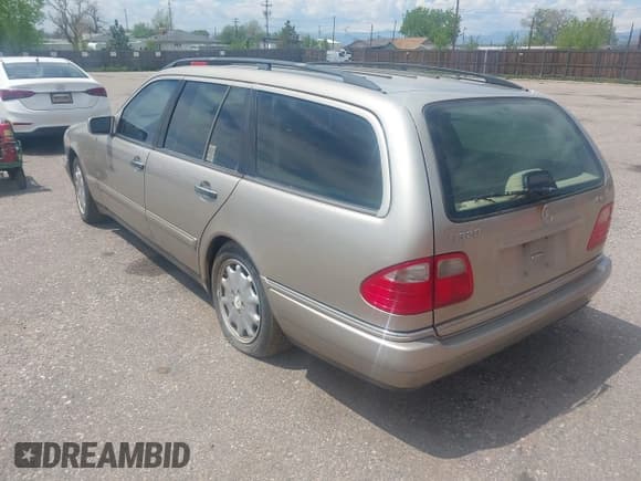 ✅ 1999 Mercedes-Benz E 320 • VIN: WDBJH82F8XX022566 • Lot: 42187792. Listed on IAAI with 217,930 mi. Free auction sales archive from the USA and detailed vehicle history report at DreamBid. Image 3.