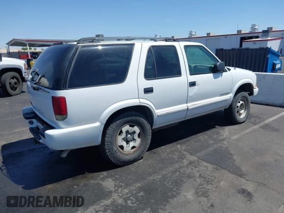✅ 2004 Chevrolet Blazer LS • VIN: 1GNDT13XX4K139559 • Lot: 42126705. Wystawiony na IAAI z przebiegiem 197 460 mil. Bezpłatny archiwum sprzedaży aukcyjnych z USA i szczegółowy raport historii pojazdu na DreamBid. Zdjęcie 4.
