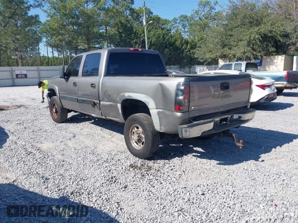 ✅ 2006 Chevrolet Silverado 2500HD Work Truck • VIN: 1GCHC23U06F122366 • Lot: 43701699. Wystawiony na IAAI z przebiegiem 330 993 mil. Bezpłatny archiwum sprzedaży aukcyjnych z USA i szczegółowy raport historii pojazdu na DreamBid. Zdjęcie 3.