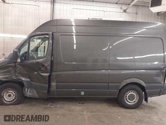 ✅ 2016 Mercedes-Benz Sprinter Cargo • VIN: WD3PE7DD0GP301529 • Лот: 42212539. Опубликован ранее на IAAI с пробегом 140 308 миль. Бесплатный доступ к архиву аукционных продаж из США и подробный отчёт об истории автомобиля на DreamBid. Изображение 15.