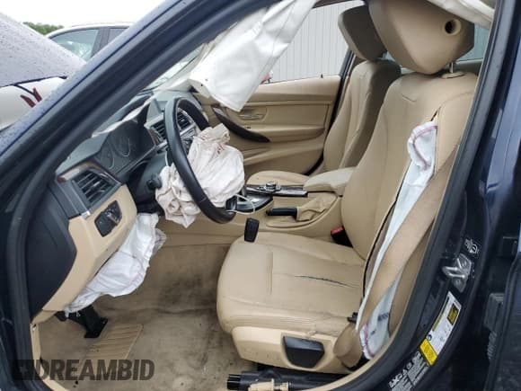 ✅ 2013 BMW 3 Series 320i xDrive • VIN: WBA3C3C56DF982498 • Lot: 57946825. Wystawiony na Copart z przebiegiem Nie podano. Bezpłatny archiwum sprzedaży aukcyjnych z USA i szczegółowy raport historii pojazdu na DreamBid. Zdjęcie 7.