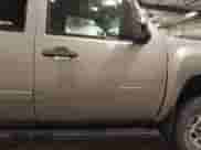 2007 Chevrolet Silverado 2500HD LTZ z VIN 1GCHK29617E595261, wystawiony jako IAAI lot #42846735 z przebiegiem 257 925 mil mil oraz . Historia ofert i sprzedaży dostępna na DreamBid. Obrazek 19.