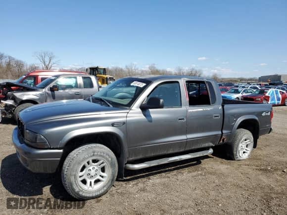 2003 Dodge Dakota Sport z VIN 1D7HG38N13S101403, wystawiony jako Copart lot #50814875 z przebiegiem 15 396 mil mil oraz Czysty tytuł • Clean title. Historia ofert i sprzedaży dostępna na DreamBid. Obrazek 1.