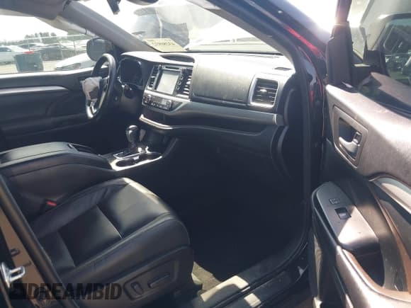 ✅ 2018 Toyota Highlander SE • VIN: 5TDJZRFH3JS561349 • Lot: 43280932. Listed on IAAI with 120,784 mi. Free auction sales archive from the USA and detailed vehicle history report at DreamBid. Image 5.