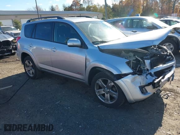 ✅ 2010 Toyota RAV4 Sport • VIN: JTMRK4DV5A5086554 • Лот: 43665353. Опубликован ранее на IAAI с пробегом 136 194 миль. Бесплатный доступ к архиву аукционных продаж из США и подробный отчёт об истории автомобиля на DreamBid. Изображение 1.