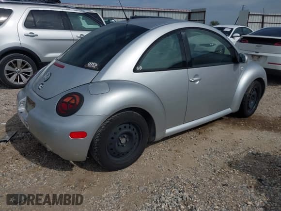 ✅ 2002 Volkswagen Beetle GLS • VIN: 3VWCB21C12M416762 • Lot: 43329652. Wystawiony na IAAI z przebiegiem 132 406 mil. Bezpłatny archiwum sprzedaży aukcyjnych z USA i szczegółowy raport historii pojazdu na DreamBid. Zdjęcie 4.